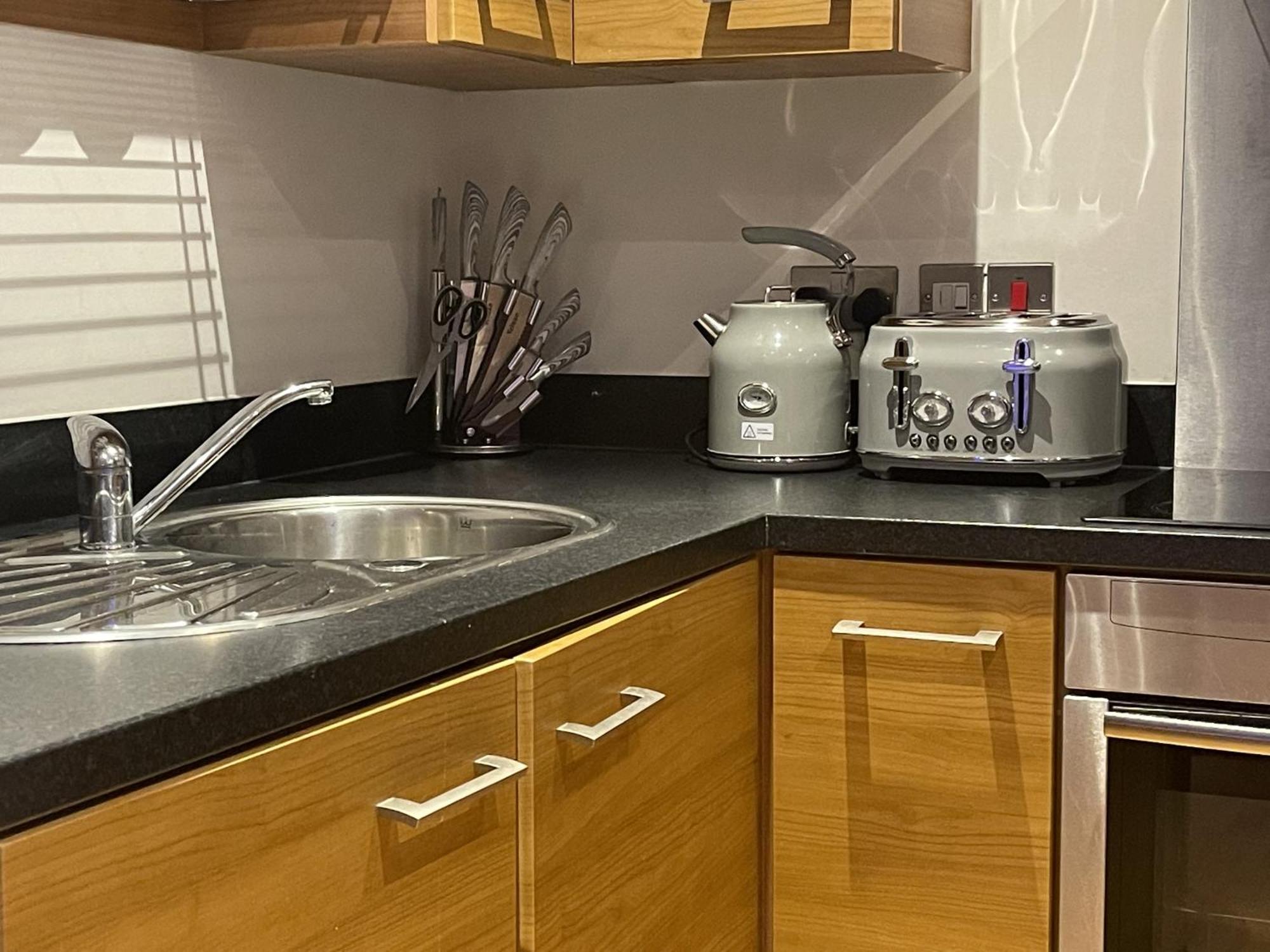 Deluxe City Apt Riverside Free Parking No Balcony Leeds  Room photo